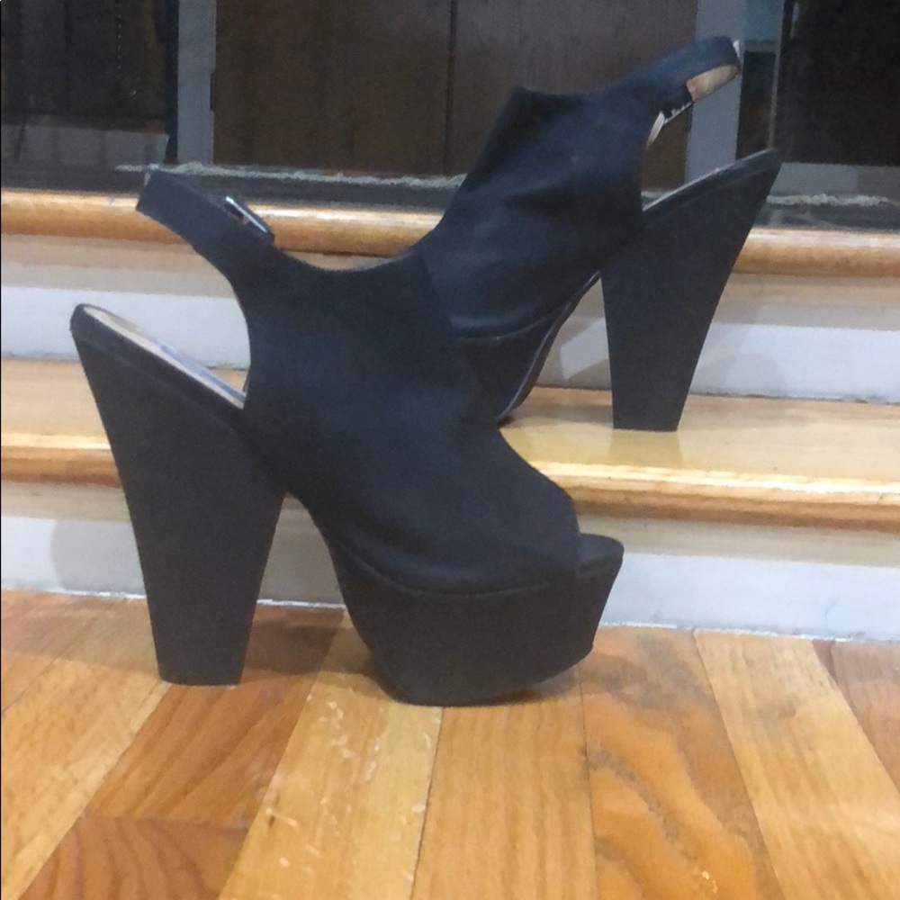 Never worn Steve Madden platform heels
